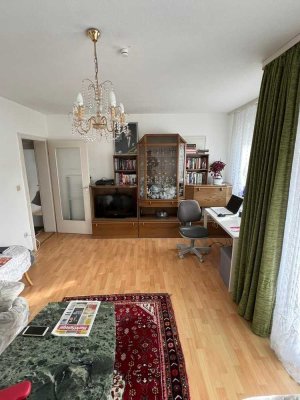 Helle 3-Zimmer-Wohnung mit Balkon direkt an der U-Bahn