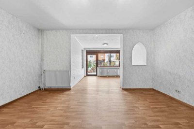 Sanierungsbedürftiges Reihenmittelhaus mit Terrasse und Garten in Berlin-Buckow