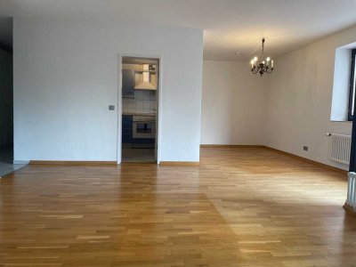 GRÜNE RUHEOASE MIT STADTNÄHE 3 ZIMMER EIGENTUMSWOHNUNG  MIT LOGGIA AM NATURSCHUTZGEBIET