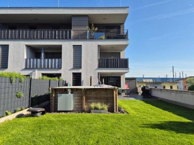 Neuwertige 4-Zimmer-Gartenwohnung mit Terrasse, Pool und zwei Parkplätze - ruhig &amp; sonnig gelegen, teilmöbliert!