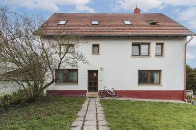 Frömmstedt: Teilsaniertes Mehrfamilienhaus mit 4 Wohnungen, Garten, Stellplätzen & viel Potential!