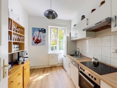 Gut geschnittene Altbauwohnung mit 3 Zimmern und Umbaumöglichkeit