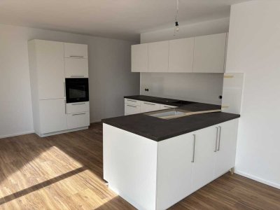 Erstbezug mit Balkon und Einbauküche: Stilvolle 3-Zimmer-Wohnung mit geh. Innenausstattung