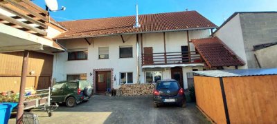 Altes Bauernhaus mit riesiger Scheune