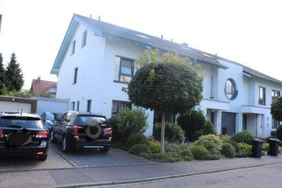 Modernes RMH in begehrter Wohnlage von Rheidt mit Garten, 2 Balkone, 2 Bäder, offener Kamin + Garage