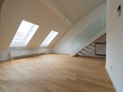 Erstbezug nach Sanierung: Stilvolle Dachgeschoss-Wohnung mit gehobener Innenausstattung und Galerie