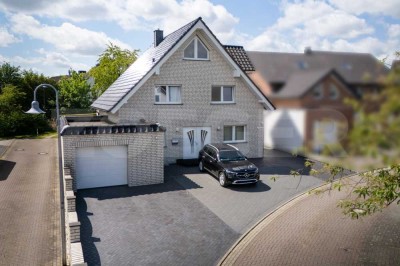 Freistehendes EFH mit einer Garage und Stellplätzen