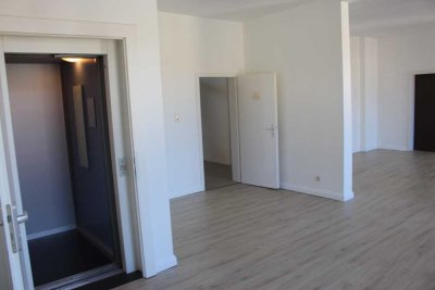 große 5-Zimmer Altbauwohnung mit dirketem Wohnungsaufzug und Einbauküche