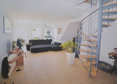 Helle 5,5 Zimmer Wohnung in Wohlfühllage mit gehobener Ausstattung und Studio im Dachgeschoss