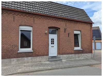 Renovierungsbedürftiges Einfamilienhaus mit 5 Garagen in Weeze