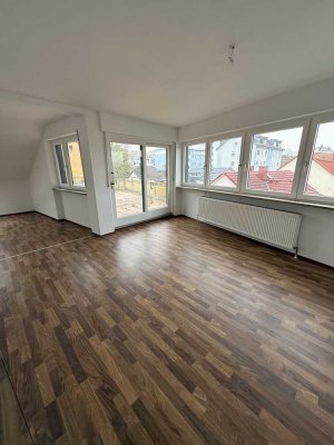 Stilvolle, sanierte 3,5-Raum-DG-Wohnung mit Terrasse / Balkon provisionsfrei vom Eigentümer