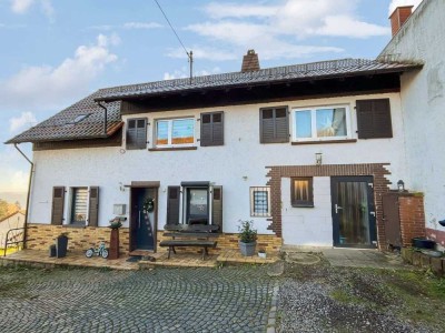 Zweite Reihe: Attraktives Einfamilienhaus mit Nebengebäuden in Föckelberg - sofort bezugsbereit