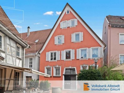 Sanierungsbedürftiges Mehrfamilienhaus