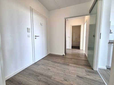 *Frisch renoviert* großzügige 2 Zimmerwohnung mit Einbauküche, Bakon und Stellplatz in Niederpleis