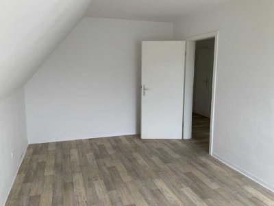 Klein, aber fein! Renovierte Dachgeschoss-Wohnung frei!