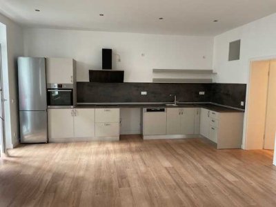 Neuwertige Wohnung mit  (Einbauküche u. Balkon):2-Zimmer-Whn. in D-Oberbilk