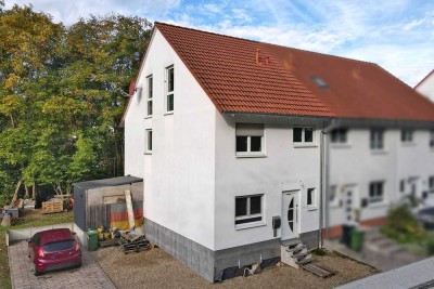 Modernes und energieeffizientes Reihenendhaus mit Ausbaupotenzial in naturnaher Ortsrandlage