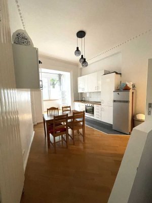 Von privat: 5-Zimmer Altbauwohnung mitten in Eimsbüttel
