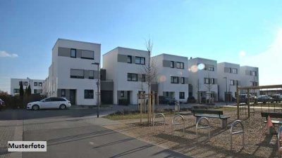 Doppelhaushälfte nebst Garten und Garage