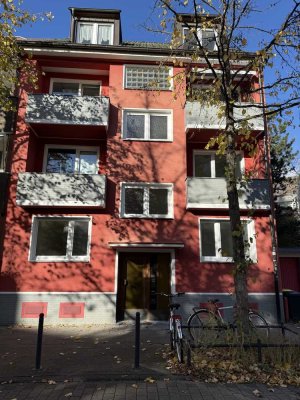 Köln - Mülheim, schöne Dachgeschosswohnung mit Küche, Loggia und Blick auf die Mülheimer Brücke
