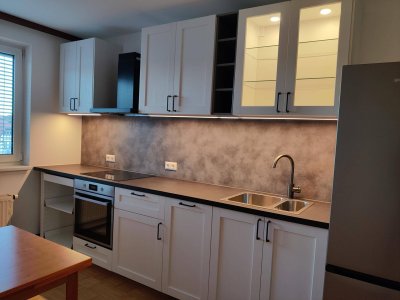 Zentrumsnahe MÖBLIERTE / AUSGESTATTETE Wohnung zur Miete von 3-6 Monaten - einfache GESAMTMIETE (also inkl. Wasser, Strom, Heizung, Internet) - Küche und Badezimmer beides NEU