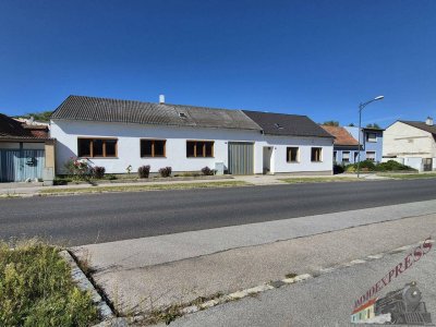 Geräumiges Zweifamilienhaus mit vielen Lagerflächen