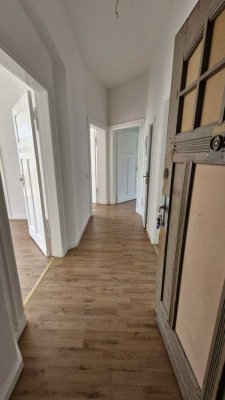 Renovierte 3 - Raum - Erdgeschosswohnung im Schönen Altbau