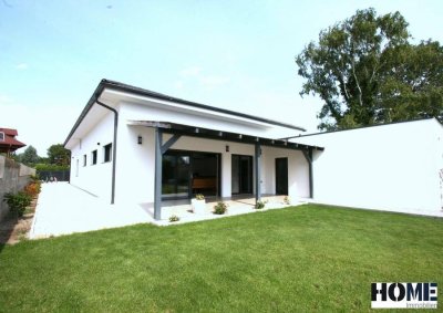 exklusiver Bungalow, mit viel Platz für Familie und Fuhrpark, entspannen Sie am Pool