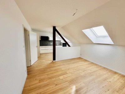 Frisch sanierte, lichtdurchflutete DG-Wohnung mit topmoderner Einbauküche