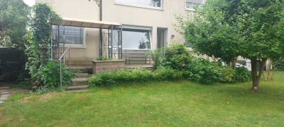 Terrasse mit direktem Zugang in den Garten, Balkon & sep. Hobbieraum mit Bad 38 qm²