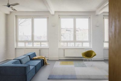 Stilvolles Loft mit großzügigem Lichteinfall und markanter Industriearchitektur im Richardkiez