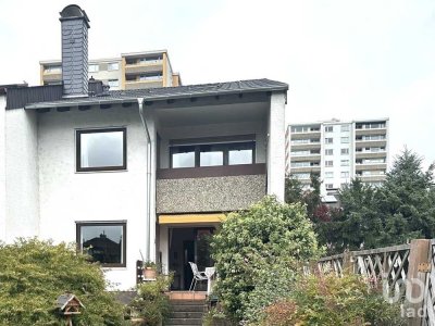 Investition mit Perspektive: Geräumiges Reihenhaus mit Werkstatt und Garten