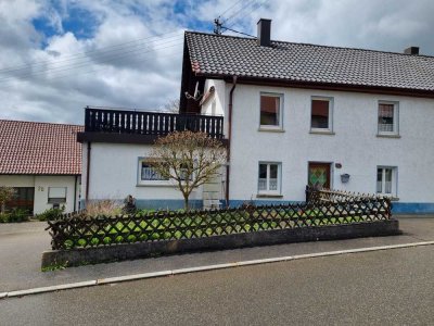 Günstige Doppelhaushälfte in Schwenningen mit Terrasse, Garagen und Garten