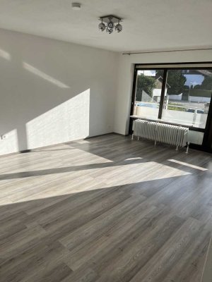 Stilvolle, modernisierte 3-Zimmer-Hochparterre-Wohnung mit Einbauküche in Puchheim