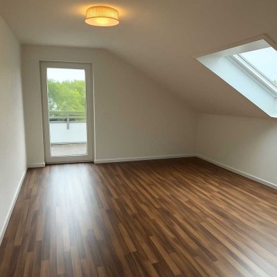 Sonnige renovierte Dachgeschosswohnung mit Balkon und Einbauküche in Appenweier