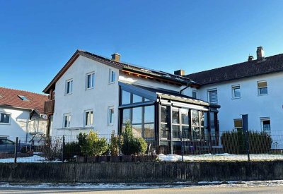 Wohnen mit Wohlfühlfaktor: Gemütliches Haus mit Kamin, Wintergarten und kleinem Garten