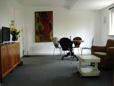 Sehr helle, freundliche 2-Zimmer-Maisonette-Wohnung mit EBK für ein Jahr befristet zu vermieten.
