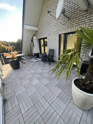 Sonnige, teilmöblierte Maisonette-Wohnung mit großer Terrasse und tollem Ausblick ins Grüne