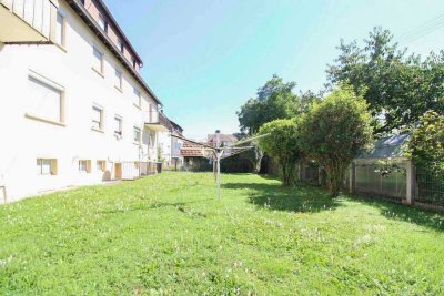 Helle Dachgeschosswohnung mit Gartennutzung, Einbauküche und Kellerraum