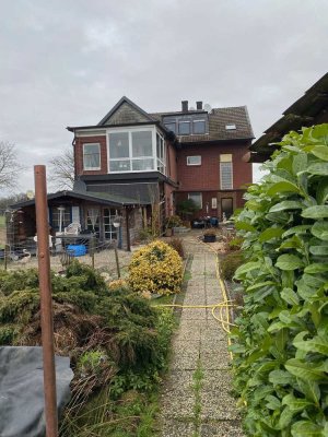 Freistehendes Ein- Zweifamilienhaus mit 2 Doppelgaragen