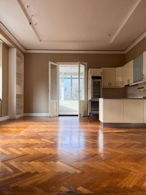 Großzügige, edle 4 Zimmer Wohnung in wunderbarer Altbauvilla