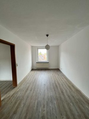 **Renovierte 2,5-Zimmer-Altbauwohnung mit Tageslichtbad**