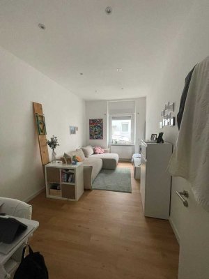 Modern & zentral: Sanierte 2-Zimmer-Wohnung mit Balkon und Einbauküche