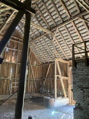 Feldsteinhaus mit Nebengebäuden – bereit für Ihre kreativen Visionen und individuelle Gestaltung.