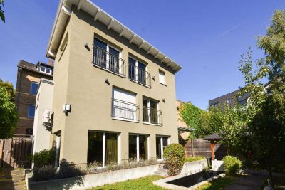 Zentral und dennoch ruhig in zweiter Reihe! Modernes Wohnhaus mit Wellnessbereich und Garten.