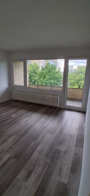 Mit Balkon: Top sanierte 2 Zimmer Wohnung mit Einbauküche