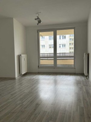 Helle 2-Zimmer-Wohnung mit Balkon und EBK in Oranienburg