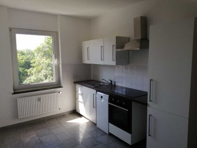 Ab 15.05.24 - Schöne 58m² Wohnung, 2 Zimmer, Einbauküche, Diele, Bad m. Fenster/Badewanne.