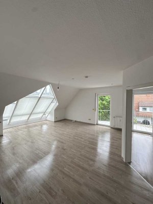 Vollständig renovierte 4 Zimmer Maisonette Wohnung mit Balkon und neuer Einbauküche 
WG geeignet