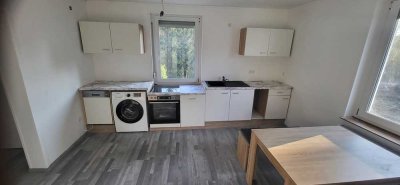 2 Zimmer Wohnung mit Einbauküche.
